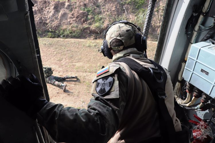 В Архангельской области бойцы подразделений специального назначения Росгвардии оттачивали мастерство по десантированию с вертолёта