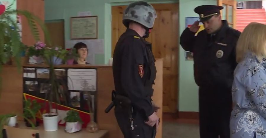В Архангельской области сотрудники Росгвардии принимают участие в проверках готовности школ к началу нового учебного года