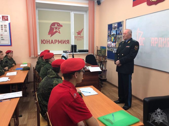 Представители войск национальной гвардии рассказали архангельским юнармейцам о графе Е.Ф. Комаровском