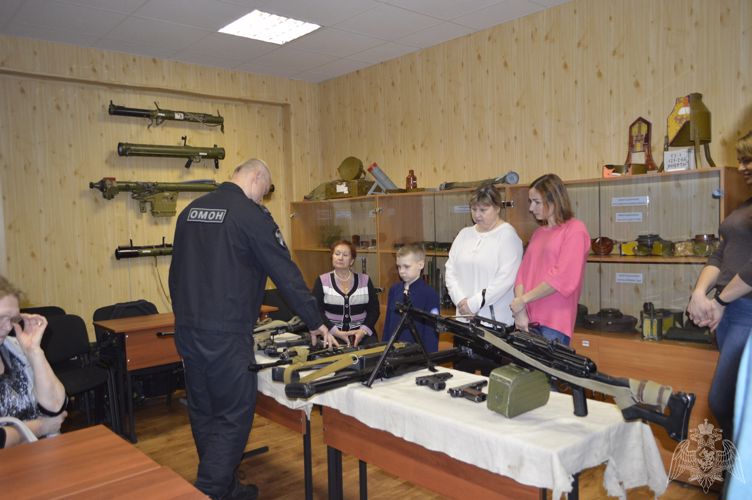 В ОМОНе управления Росгвардии по Архангельской области прошла экскурсия для родственников сотрудников