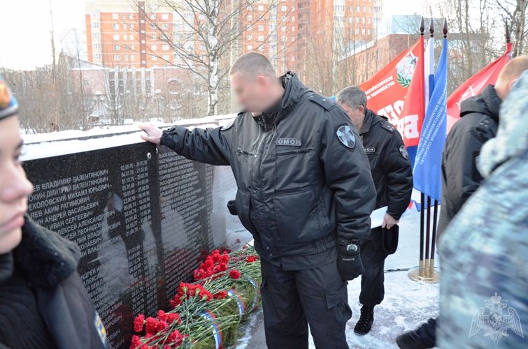 Военнослужащие и сотрудники Росгвардии приняли участие в памятном митинге, посвящённом 25-й годовщине со дня начала первой чеченской кампании