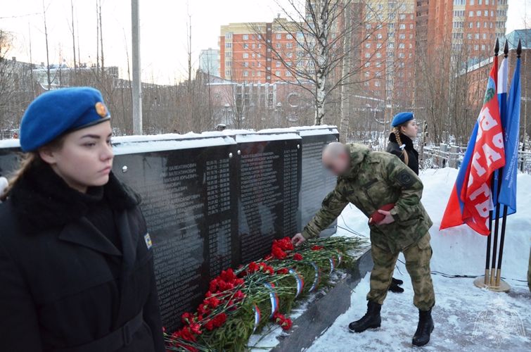 Военнослужащие и сотрудники Росгвардии приняли участие в памятном митинге, посвящённом 25-й годовщине со дня начала первой чеченской кампании