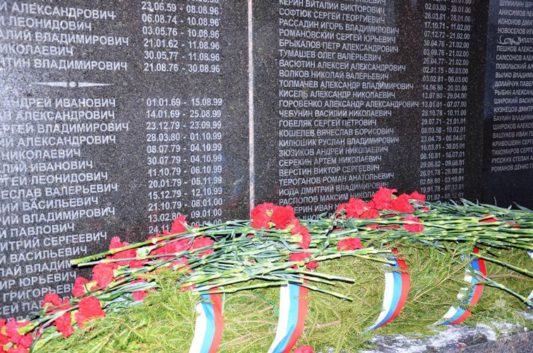Военнослужащие и сотрудники Росгвардии приняли участие в памятном митинге, посвящённом 25-й годовщине со дня начала первой чеченской кампании