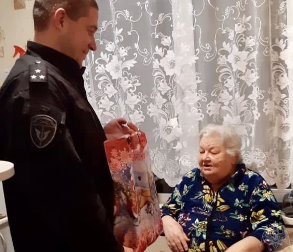 Командование ОМОН и СОБР управления Росгвардии поздравило матерей и вдов погибших сотрудников с новогодними праздниками