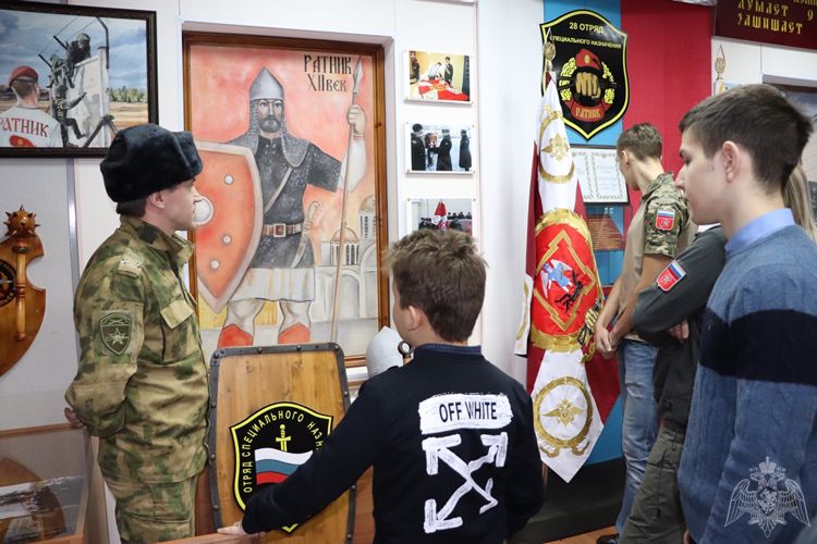 Архангельский отряд специального назначения «Ратник» провёл экскурсию для воспитанников детских домов, школьников и ветеранов