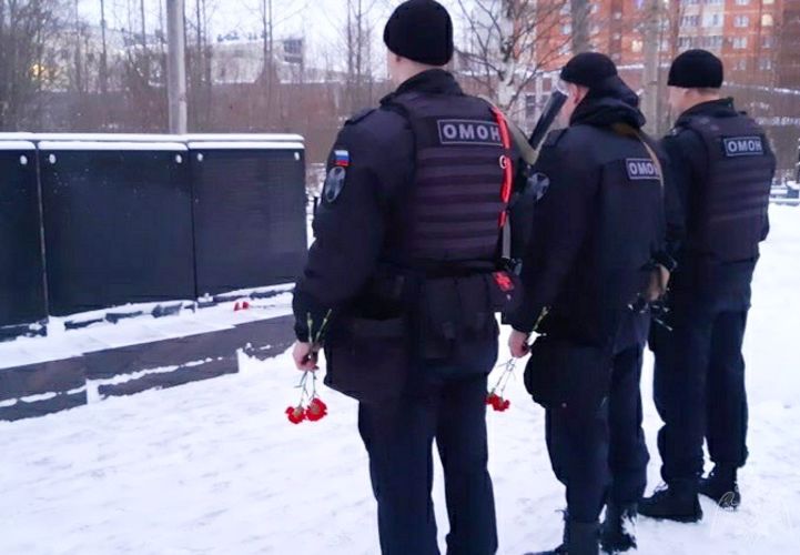 Сотрудники ОМОН управления Росгвардии по Архангельской области почтили память погибшего бойца