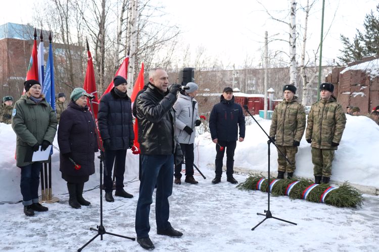 Военнослужащие и сотрудники Росгвардии приняли участие в памятном митинге, посвящённом 25-й годовщине со дня начала первой чеченской кампании