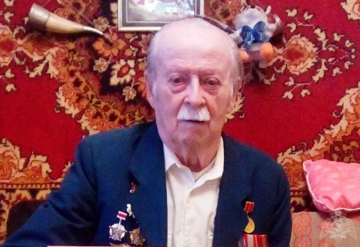 В Архангельской области ветеран войск национальной гвардии принимает поздравления с 91-летием 
