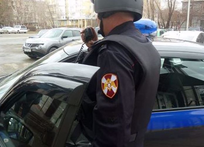 В городе Коряжма Архангельской области наряд Росгвардии задержал подозреваемую в краже женской парфюмерии и денежных средств