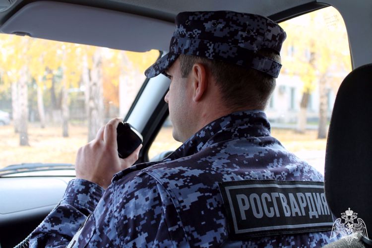 В Архангельске сотрудники Росгвардии задержали, мужчину размахивавшего пневматическим пистолетом в общественном месте