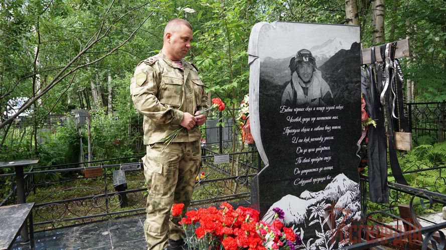 В Архангельске военнослужащие отряда «Ратник» Северо-Западного округа Росгвардии почтили память сослуживца, трагически погибшего в горах Кабардино-Балкарии