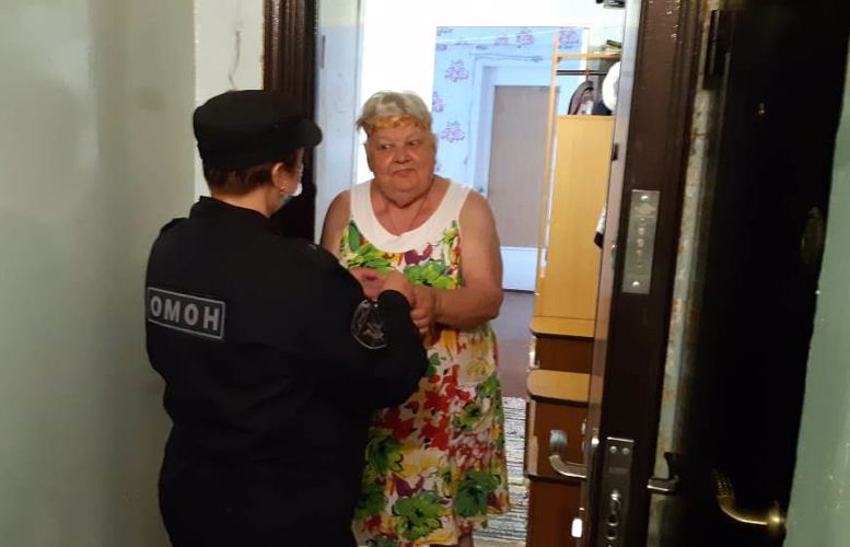 Представители ОМОН Управления Росгвардии по Архангельской области оказали помощь матери погибшего сослуживца   