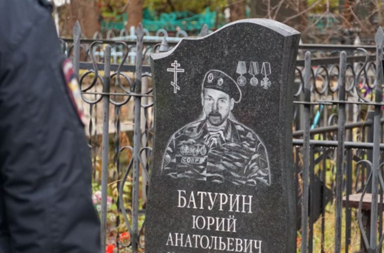 В Архангельске сотрудники и ветераны СОБР Росгвардии почтили память погибшего офицера