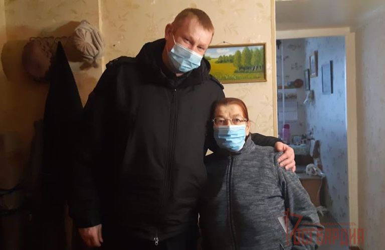 Командование ОМОН и СОБР управления Росгвардии поздравило матерей и вдов погибших сотрудников с новогодними праздниками