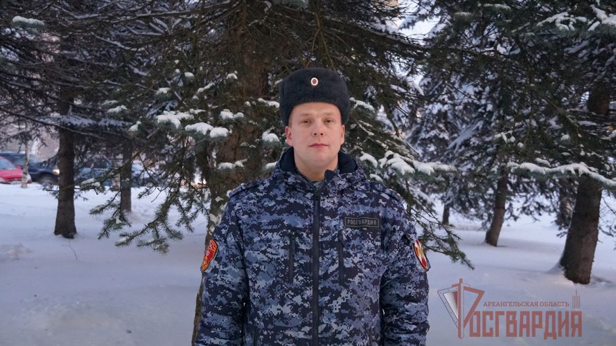В Архангельске сотрудник Росгвардии спас рыбака, провалившегося под лёд