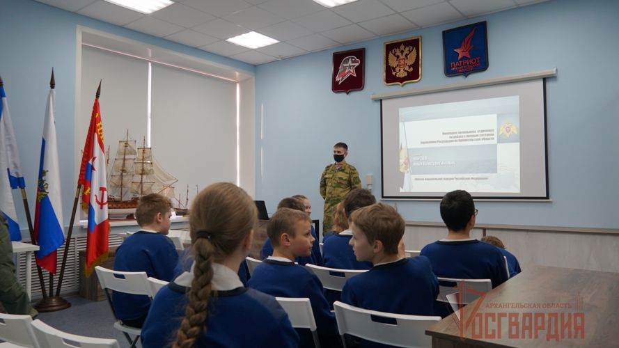 В Архангельске офицер Росгвардии провёл занятие с кадетами подшефного класса 