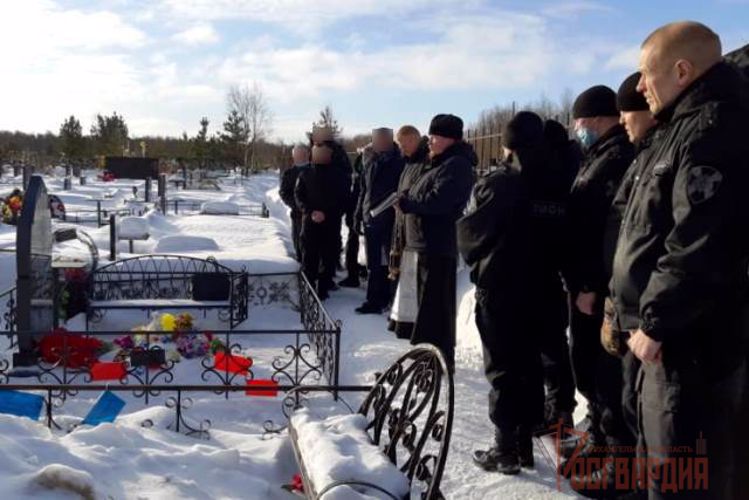 В Архангельске сотрудники ОМОН Управления Росгвардии почтили память погибшего товарища