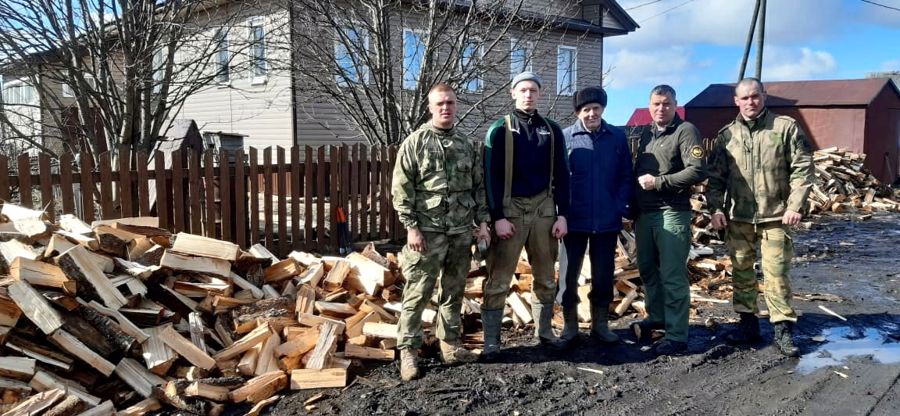 Военнослужащие архангельского отряда «Ратник» СЗО Росгвардии оказали помощь ветерану-блокаднику