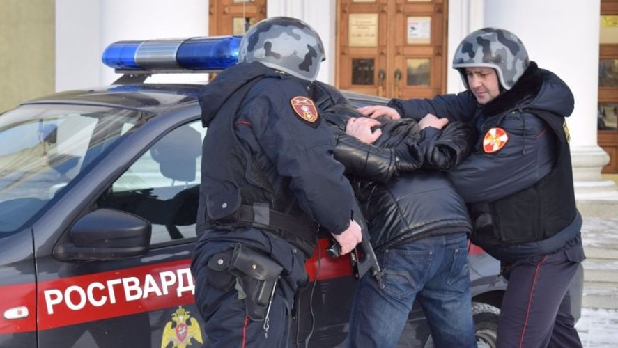 Сотрудники Росгвардии задержали подозреваемых в совершении краж в магазинах Мирного и Архангельска
