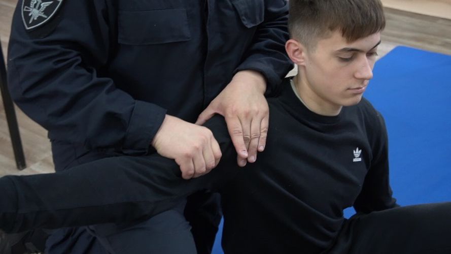 Офицер СОБР Управления Росгвардии по Архангельской области провёл занятие с северодвинскими школьниками