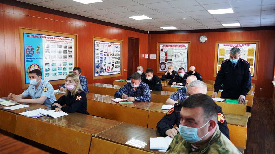 В Архангельске офицер Росгвардии провёл занятие с руководителями групп по военно-политической подготовке