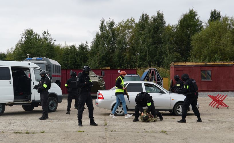В Архангельске сотрудники ОМОН Росгвардии продемонстрировали технику и вооружение воспитанникам детского дома