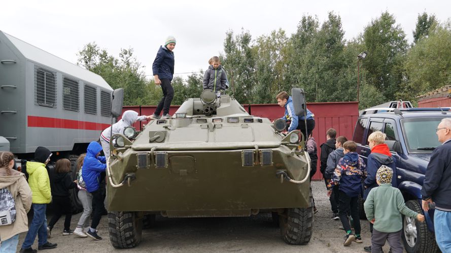 В Архангельске сотрудники ОМОН Росгвардии продемонстрировали технику и вооружение воспитанникам детского дома