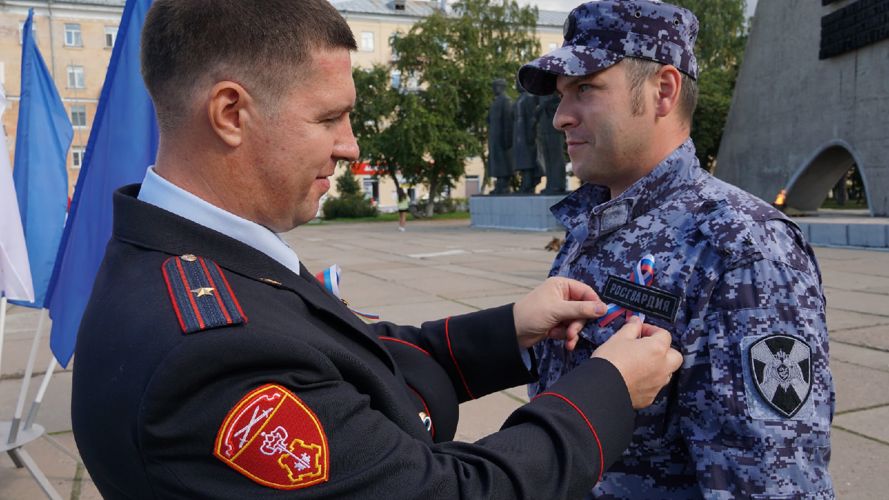 В Архангельске представители Росгвардии приняли участие в патриотических акциях в День государственного флага России