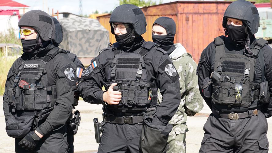В рамках учения Росгвардии «Заслон 2021» сотрудники архангельского ОМОН отработали вводные задачи по задержанию вооружённых преступников