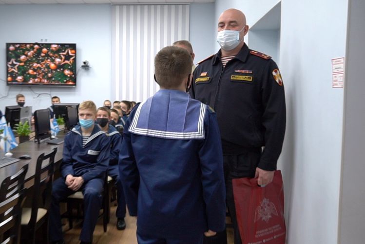 Офицеры Управления Росгвардии по Архангельской области поздравили кадет с новогодними праздниками