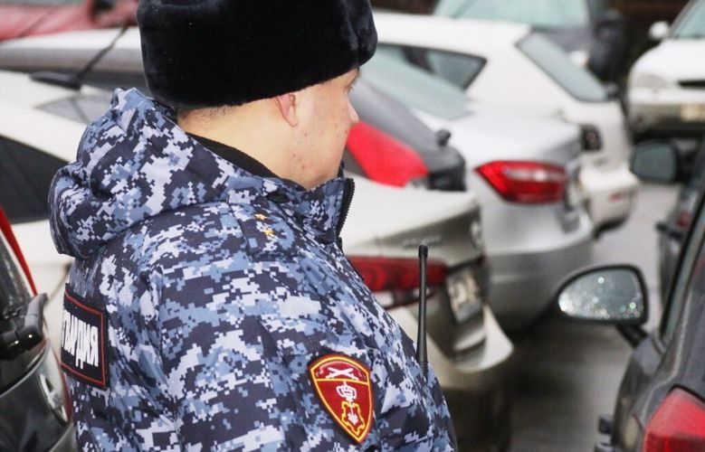 Сотрудники Росгвардии в центре Архангельска задержали подозреваемого в повреждении новогодних игрушек, украшавших городскую ёлку