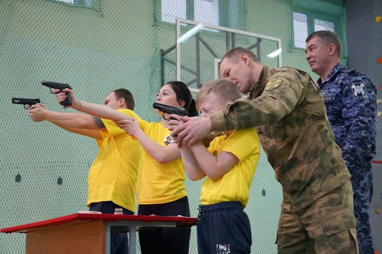 В Архангельске прошла спортивная игра «Мама, папа, я - гвардейская семья», посвящённая новому году