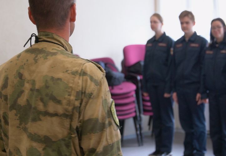 В Архангельске военнослужащий Росгвардии провел занятие с учениками кадетских классов