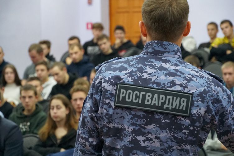 В Архангельской области офицеры Росгвардии встретились с потенциальным кандидатам на службу