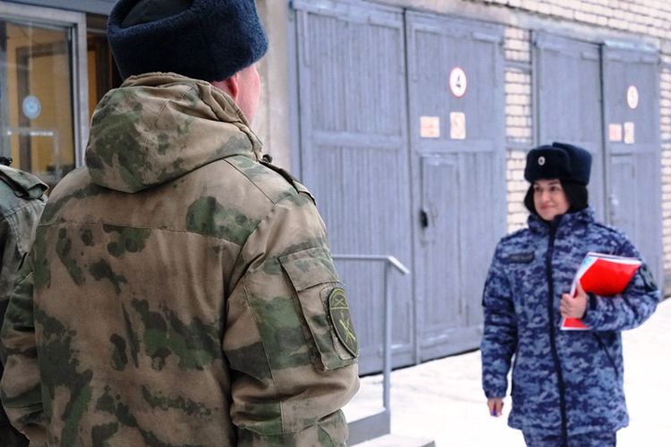 В Архангельске начальник инспекции пожарной безопасности провела занятие по пользованию первичными средствами пожаротушения