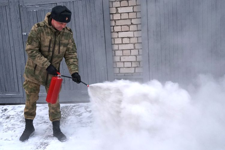 В Архангельске начальник инспекции пожарной безопасности провела занятие по пользованию первичными средствами пожаротушения