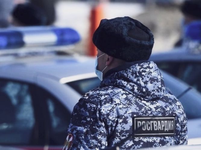 Сотрудники Росгвардии обеспечили безопасность матча по хоккею с мячом в Архангельске