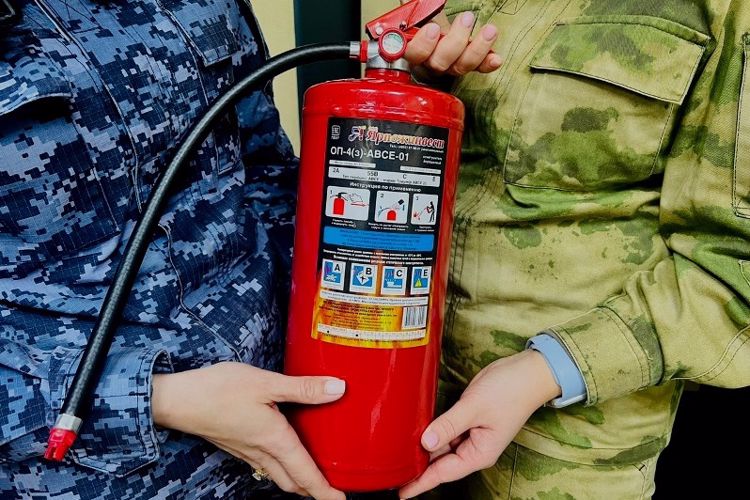 В Архангельске начальник инспекции пожарной безопасности провела занятие по пользованию первичными средствами пожаротушения