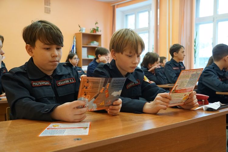 Офицер Росгвардии провела увлекательное занятие с учащимися архангельской школы