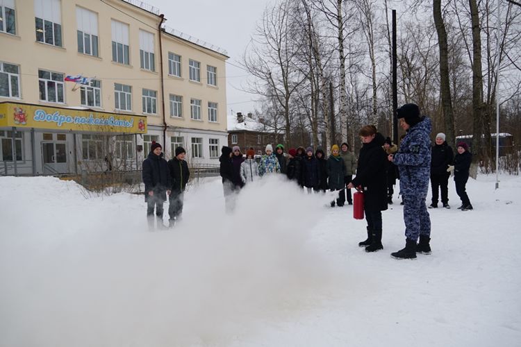 Офицер Росгвардии провела увлекательное занятие с учащимися архангельской школы