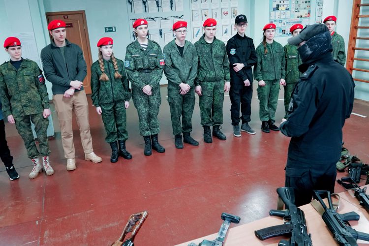 Сотрудники ОМОН Росгвардии организовали познавательную экскурсию для архангельских школьников