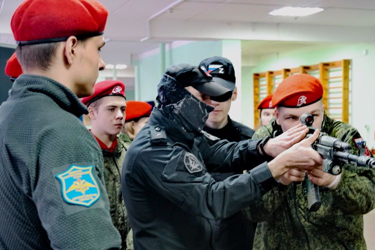 Сотрудники ОМОН Росгвардии организовали познавательную экскурсию для архангельских школьников