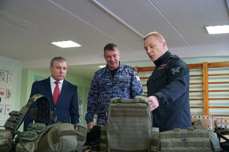 Росгвардейцам области передано более 150 комплектов защитной экипировки, приобретенных правительством региона