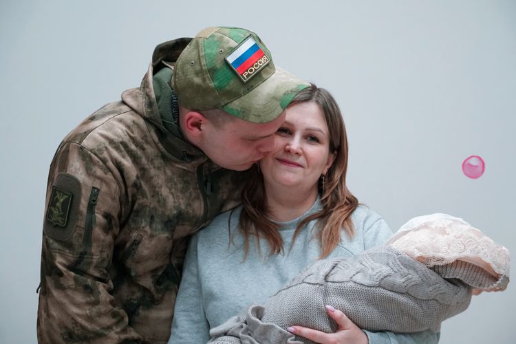 Военнослужащий Росгвардии прибыл из района проведения СВО в Архангельск, чтобы встретить жену из роддома