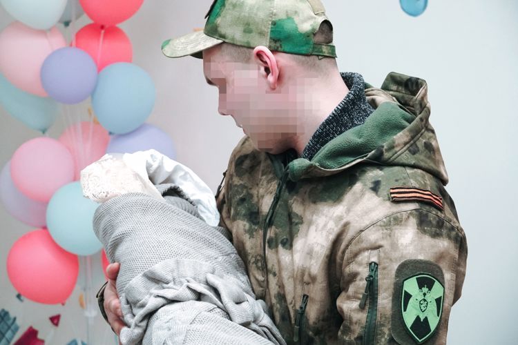 Военнослужащий Росгвардии прибыл из района проведения СВО в Архангельск, чтобы встретить жену из роддома