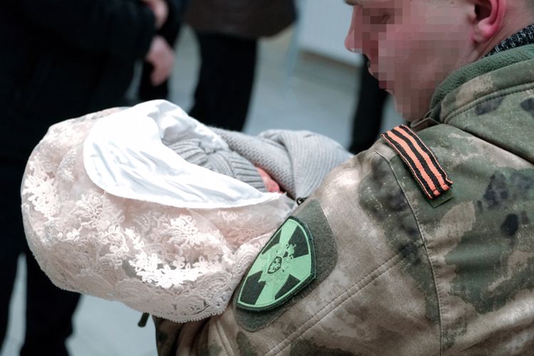 Военнослужащий Росгвардии прибыл из района проведения СВО в Архангельск, чтобы встретить жену из роддома