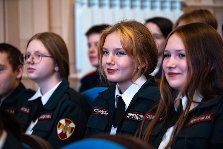Росгвардейцы с кадетами подшефного класса приняли участие в патриотическом форуме в Архангельске