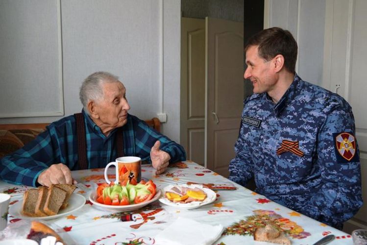 Офицеры Росгвардии поздравили с Днем Победы 95-летнего жителя Шенкурска Архангельской области