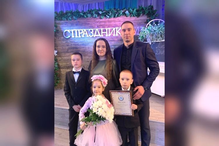 Многодетной семье сотрудника Росгвардии из Архангельска вручили диплом за победу в городском конкурсе