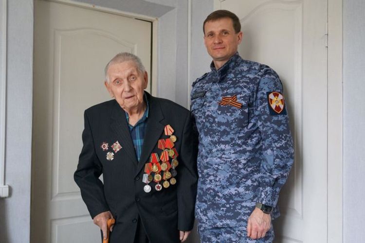 Офицеры Росгвардии поздравили с Днем Победы 95-летнего жителя Шенкурска Архангельской области